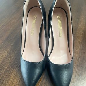 Black pumps